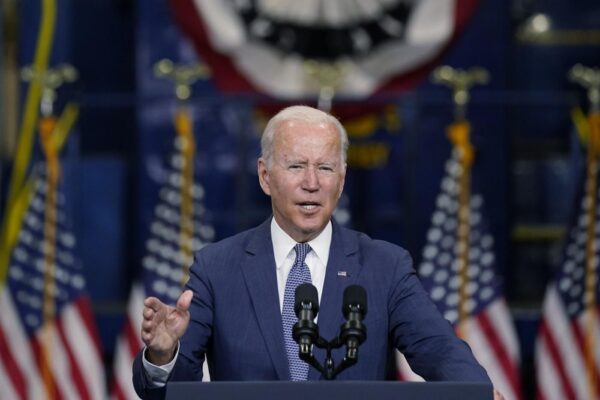 Biden avanti sul welfare, ma i dem tagliano la spesa