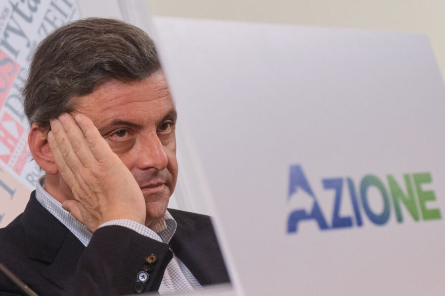 Toglie il cartello e fuma nella buvette del Campidoglio, lo sfogo di Calenda: “Azione contro il populismo 5s”