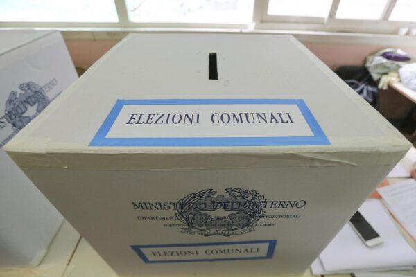 Foto LaPresse – Marco Cantile
Napoli, 05/06/2016
Politica
I candidati a sindaco di Napoli al voto
Nella foto: un urna elettorale