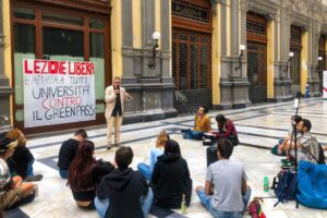 “Obbligo green pass ricorda gerarchi nazisti”, la lezione all’aperto del prof Guido Cappelli: decine di studenti