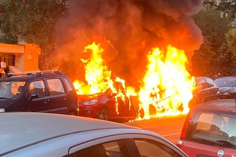 Incendio a Monteverde, fiamme in strada distruggono auto e scooter: le cause