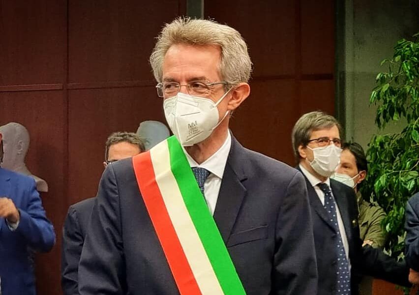 Manfredi proclamato sindaco, i primi nomi della Giunta e le frecciate a de Magistris: “Macchina comunale disastrata”