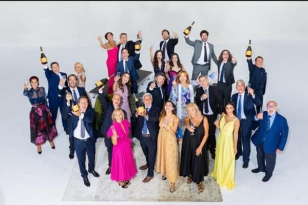 Cambio di orario per “Un posto al Sole”, polemiche contro la Rai: “Anticiparci è da kamikaze”