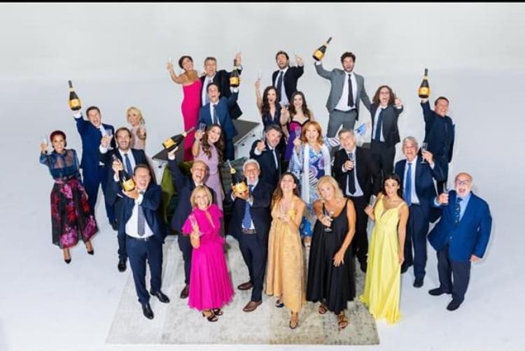 Cambio di orario per “Un posto al Sole”, polemiche contro la Rai: “Anticiparci è da kamikaze”