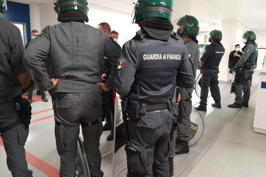 Cadavere scaricato da auto, tensione e dolore al campo rom: “E ora portatelo in ospedale”