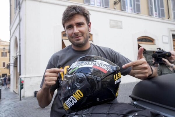 Foto Roberto Monaldo / LaPresse07-08-2016 RomaPoliticaReferendum –  Alessandro Di Battista in partenza per il tour "Io dico No – Costituzione Coast to Coast"Nella foto Alessandro Di BattistaPhoto Roberto Monaldo / LaPresse07-08-2016 Rome (Italy)Referendum – Alessandro Di Battista departing for the tour "Constitution coast to coast"In the photo Alessandro Di Battista