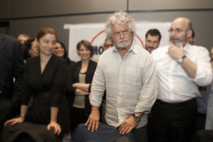 Grillo torna ma si becca un bel vaffa: tanti no sulla proposta di tamponi gratis per tutti