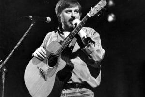 Guccini regala le sue canzoni al carcere di Bologna: “Parole e arte al servizio di un’ottima causa”