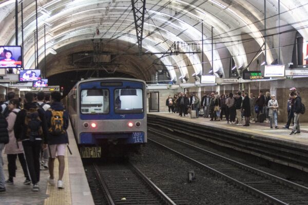 Donna in stampelle derubata in metro, carabinieri vedono tutto e bloccano uomo