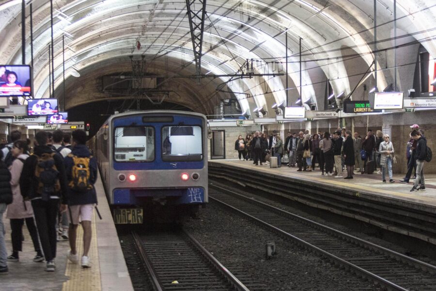 Donna in stampelle derubata in metro, carabinieri vedono tutto e bloccano uomo