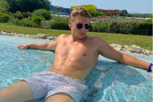 “C’è Brad Pitt nudo in Tangenziale” ma è il pallanuotista Sven Augusti: causa incidente e manda un 23enne in ospedale