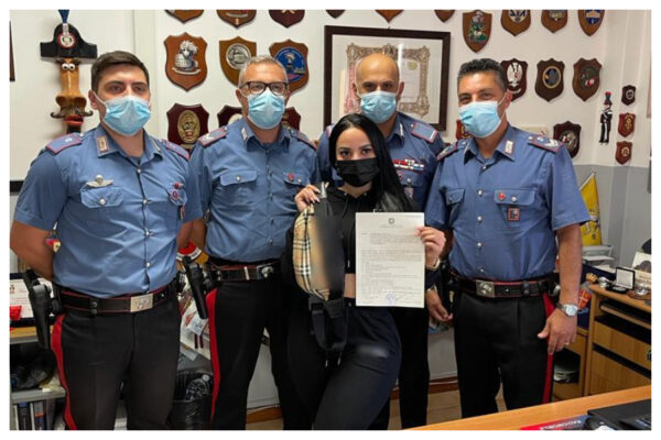 Turista dimentica borsa con oro e 10mila euro, tassista consegna tutto ai carabinieri