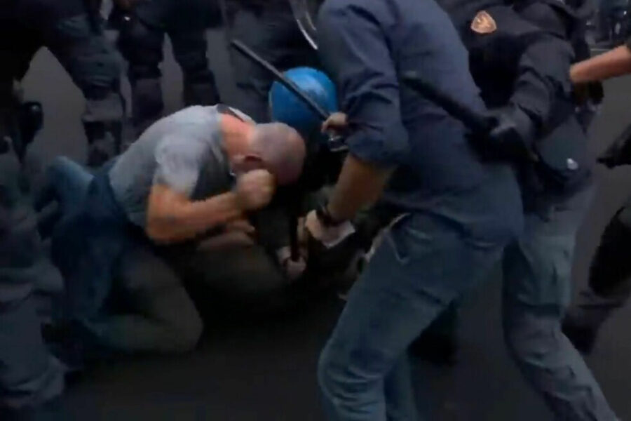Picchia manifestante No Green Pass, si autodenuncia l’agente in borghese: la bufala sul dirigente della polizia
