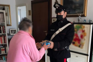 Nonnina chiama in lacrime i carabinieri: “Non ho nulla da mangiare” e i militari le fanno la spesa