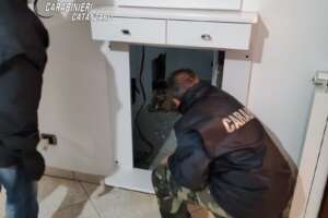 ‘Ndrangheta, catturato il latitante Cosimo Damiano Gallace: scovato in un bunker nascosto da una specchiera