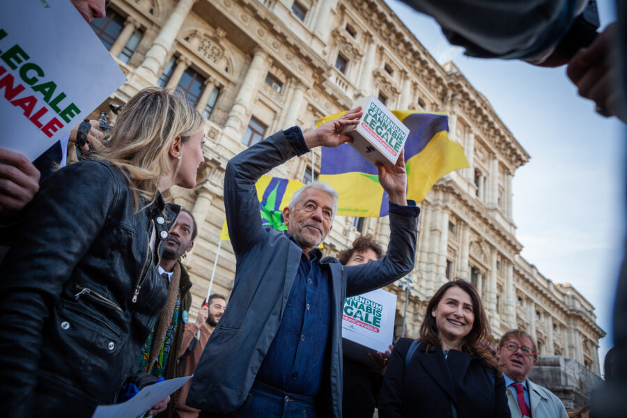 Referendum cannabis, depositate le firme in Cassazione: “Unica arma contro un Parlamento immobile”