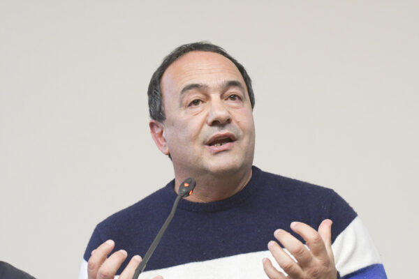 La politica condanna la sentenza contro Mimmo Lucano: “L’Italia è un paese ingiusto”