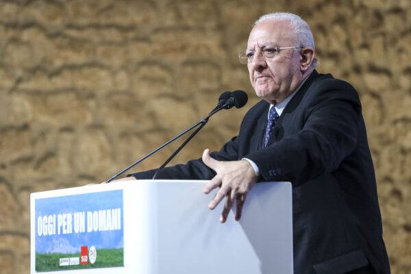 Indagine su Salerno, il M5S dichiara guerra all’alleato De Luca