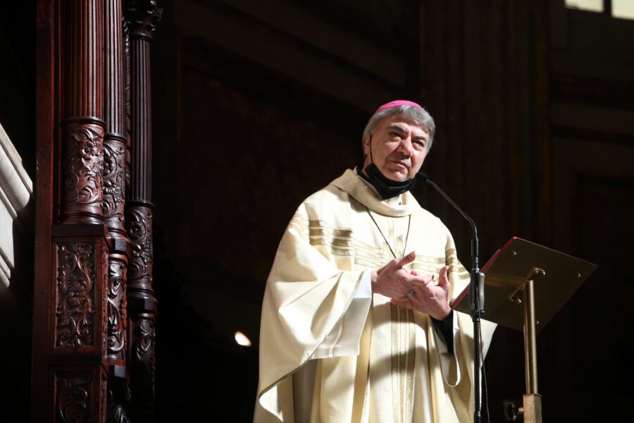 Lo schiaffo del vescovo Battaglia: “La politica si è abituata al sangue che scorre”