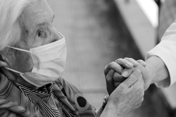 Sempre di più, sempre più soli: serve un patto tra generazioni