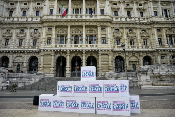 Eutanasia, la via maestra è quella della Consulta