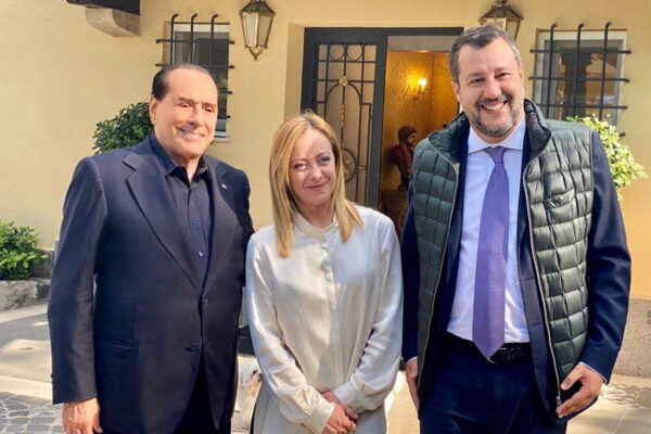 Il centrodestra firma la tregua ma scoppia una rivolta in Forza Italia