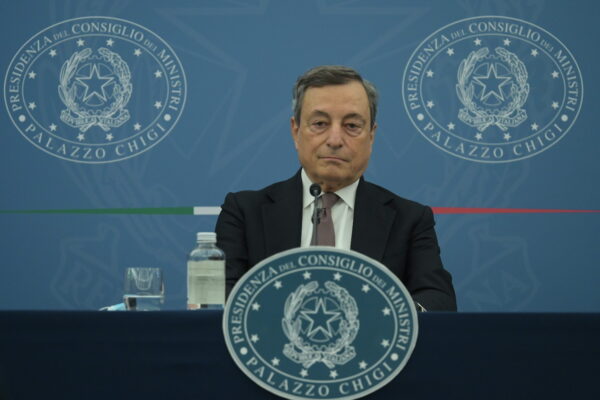 Draghi vara la manovra e promette la crescita, Quirinale sempre più lontano