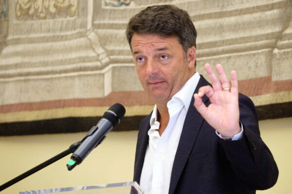 La ricetta Covid di Renzi: “Virus meno aggressivo, quarantena e restrizioni solo per i no vax”