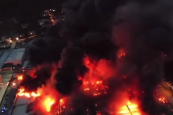 Incendio Airola, vigile del fuoco in ospedale: scuole chiuse e nube tossica fino a Napoli