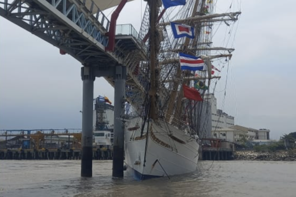 Ecuador, veliero brasiliano si schianta sul ponte pedonale: terzo incidente dal 2017