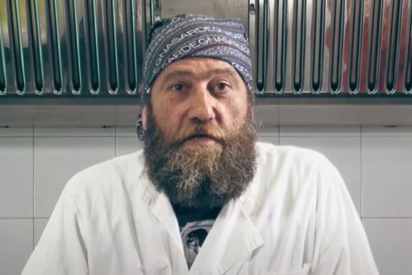 Massacrato a colpi di accetta Alessio Madeddu, chef di ‘4 Ristoranti’: l’omicidio davanti al suo locale Massacrato a colpi di accetta Alessio Madeddu, chef di ‘4 Ristoranti’: l’omicidio davanti al suo locale