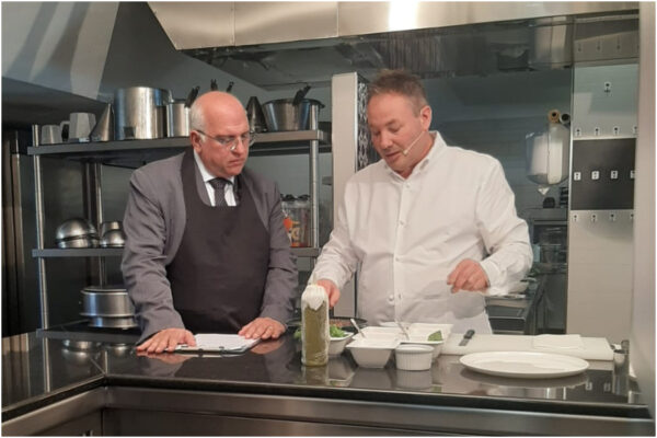 Salvarsi la pelle a tavola, le ricette dello chef con Fabbrocini e Ascierto: “Iniziare da subito le buone abitudini alimentari”