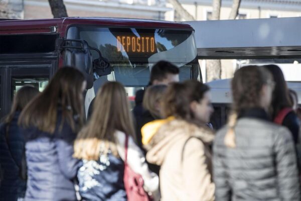 Ragazzine di 12 e 13 anni palpeggiate e molestate in autobus mentre vanno a scuola Ragazzine di 12 e 13 anni palpeggiate e molestate in autobus mentre vanno a scuola