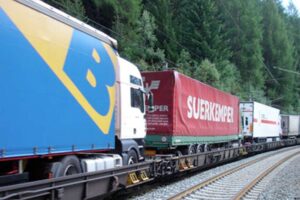 Camionisti senza Green pass sul treno merci, il convoglio viene rispedito in Svizzera: caos per il certificato verde