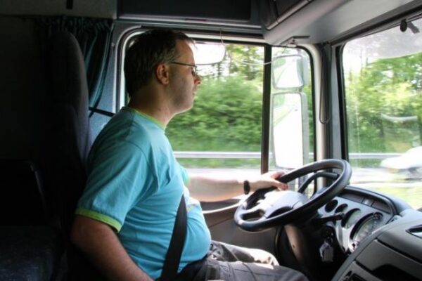 Camionisti ‘scomparsi’, l’imprenditore che offre 3mila euro al mese: “Ne ho trovati solo la metà…”