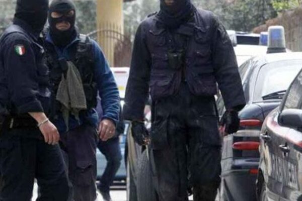 Sequestrato per 8 giorni in attesa del riscatto, 25enne liberato dai carabinieri: “Era  ammanettato e scalzo”
