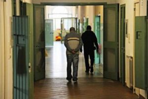 Detenuti e agenti uniti nello spaccio di droga, blitz nel carcere di Secondigliano: 26 arresti
