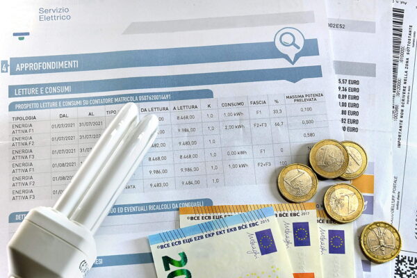 BOLLETTE ENERGIA BOLETTA RISPARMIO ENERGETICO LAMPADINA BASSO CONSUMO EURO