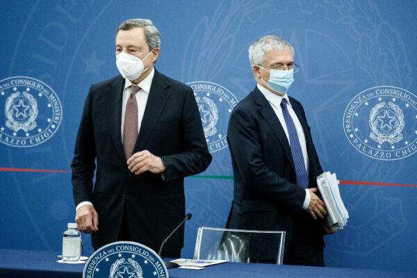 Foto Roberto Monaldo / LaPresse
05-10-2021 Roma, ItaliaPolitica
Conferenza stampa del Presidente del Consiglio Mario Draghi al termine del Consiglio dei Ministri
Nella foto Mario Draghi, Daniele Franco

Photo Roberto Monaldo / LaPresse
05-10-2021 Rome (Italy)Politics
Press conference by Prime Minister Mario Draghi at the end of the Council of Ministers
In the pic Mario Draghi, Daniele Franco