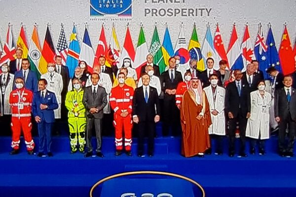 Medici e infermieri nelle foto con i leader del G20, gli ‘eroi del Covid’ accolti tra gli applausi