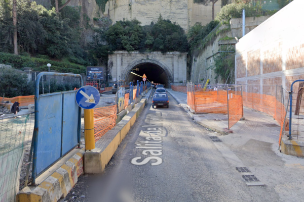 Chiusura Galleria Quattro Giornate, napoletani infuriati: “E’ l’ultimo regalo di de Magistris”