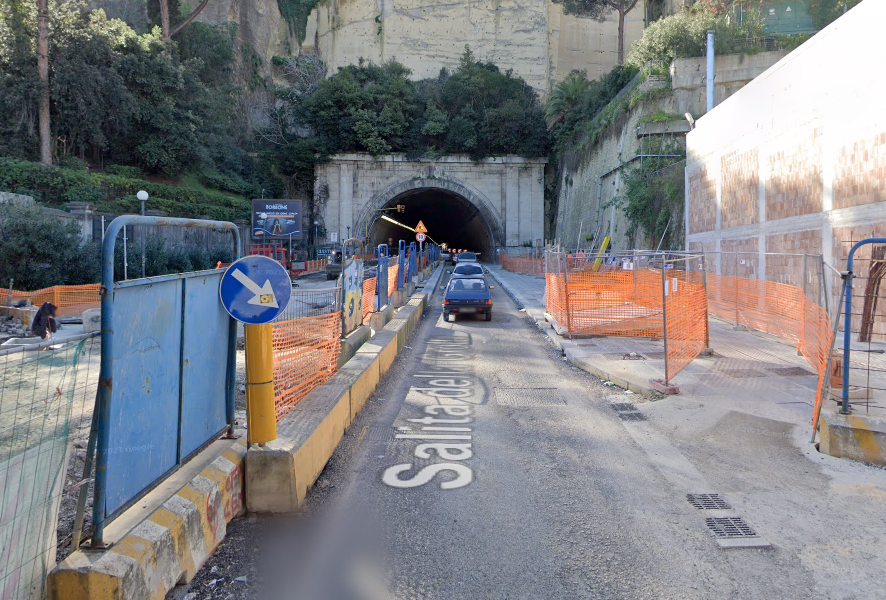 Chiusura Galleria Quattro Giornate, napoletani infuriati: “E’ l’ultimo regalo di de Magistris”