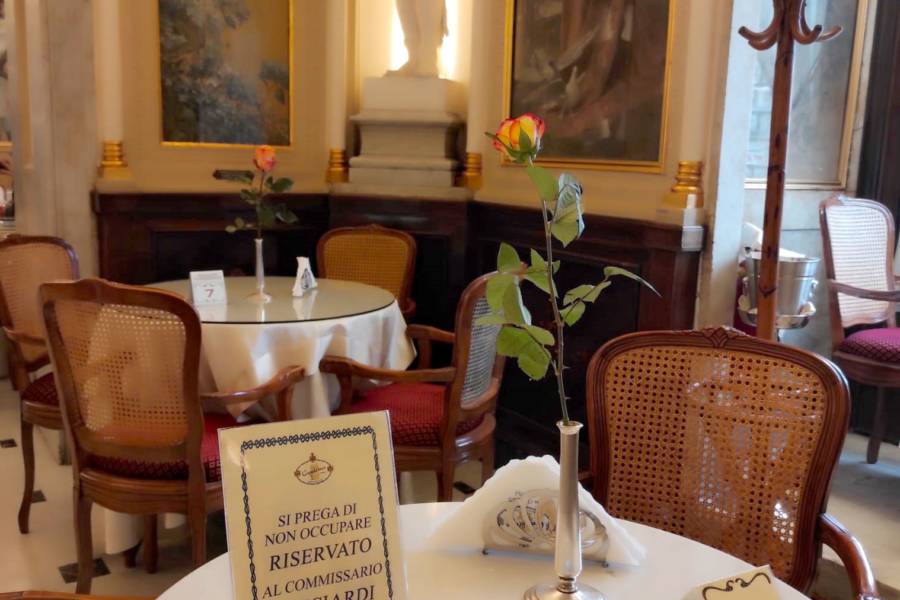 Rubato l’impermeabile del Commissario Ricciardi al Gambrinus: “Qualcuno aveva freddo”