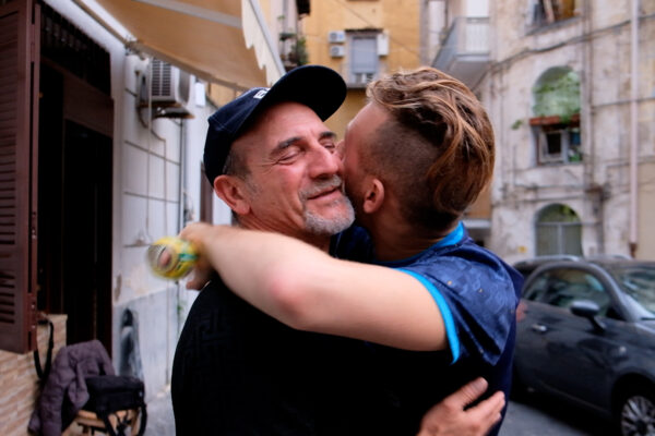 “L’amore è la migliore cura per l’autismo”, la storia di coraggio di nonno Antonio e Genny “il Vichingo”