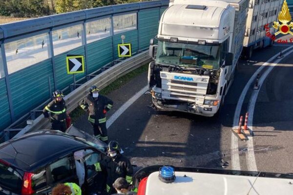 Frontale tragico in tangenziale, un morto dopo lo scontro tra auto e camion