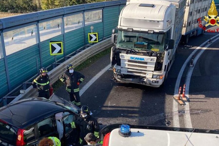 Frontale tragico in tangenziale, un morto dopo lo scontro tra auto e camion