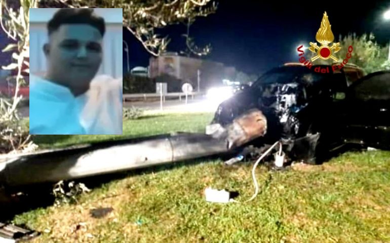 Si schianta con l’auto contro un palo, Giulio muore sul colpo a 19 anni: ferito l’amico alla guida