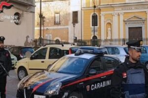 Accoltellata quattro volte dai vicini di casa per il parcheggio conteso, arrestata famiglia: grave una 34enne