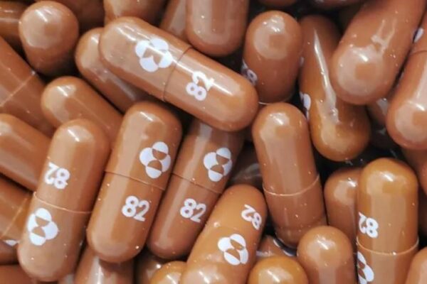 Cosa è e come funziona il Molnupiravir, la pillola contro il Covid: “Dimezza rischio di morte e ricovero”