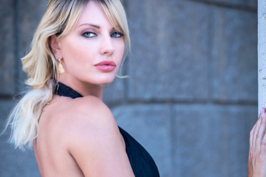 “Cintura rosa di sopravvivenza”, Manila Nazzaro si racconta in un libro: da Miss al dolore sconfitto grazie alle altre donne